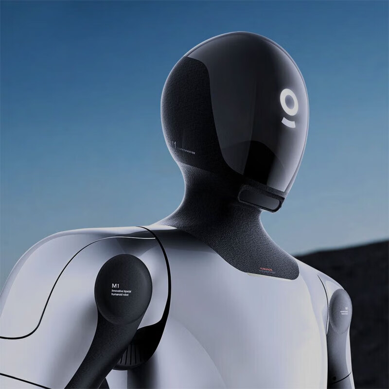 天问特种机器人M1型号 - 肩部标有M1字样